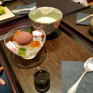 Matacha and anmitsu dessert at Toraya in Paris