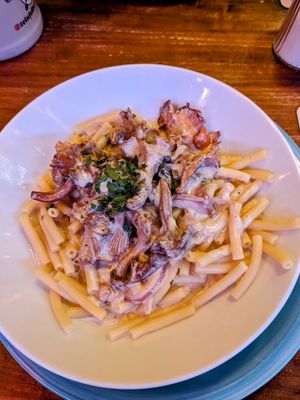 Nudeln mit Pfifferlingen in veganer Sauce at Hüftgold Essen und Trinken in Monschau