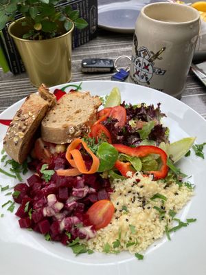 Vegane Bowl mit Salat Couscous, Kichererbsen, Apfel, Rote Beete, Tomate & gerösteten Kernen at Hüftgold Essen und Trinken in Monschau