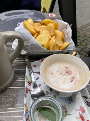 frittierte Kartoffelscheiben und koffeinfreier Hafercappucino at Hüftgold Essen und Trinken in Monschau