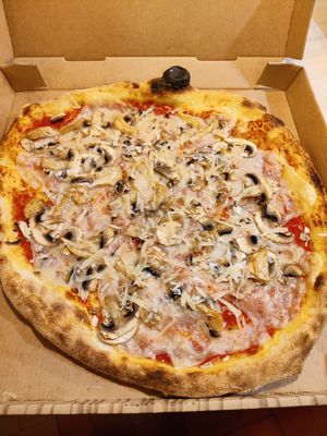 Vegan boscaiola pizza at Pizza Circus in Barcelona