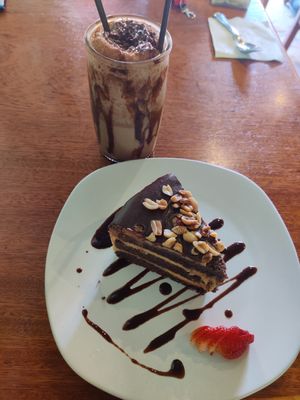 Snickers cake + moka frappé at BaoVegan in Cancun