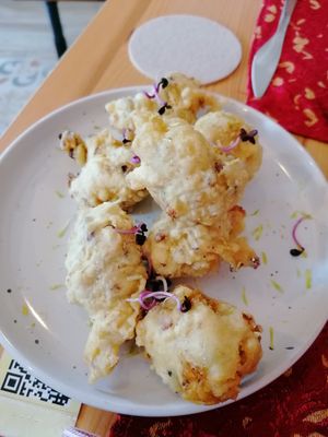Frittelle di pasta cresciuta al cavolfiore at Lo Famo Sano in Pomigliano Darco