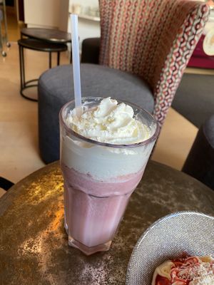 Strawberry Milk Shake with Oat Milk 🥤🍓  at D' Eisprinza z' Bludaz in Bludenz