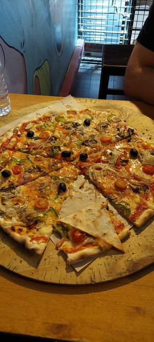 Pizza vegetariana con queso vegano at La Tradizionale in Sevilla