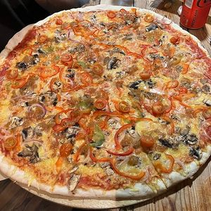 Pizza grande con queso vegano y verduras variadas  at La Tradizionale in Sevilla