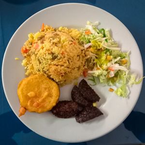Arroz con verduras y Rellena vegan 🥗🍃 at Doña María in Cali