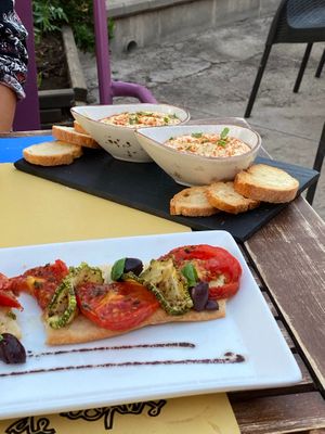 Humus and Coca de verduras at Sota De Copes in Tarragona