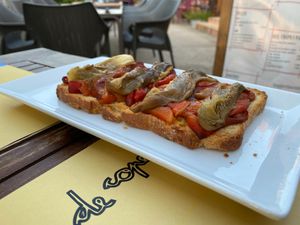 Tostas con escalivada (toast bread with smoked vegetables from bbq) at Sota De Copes in Tarragona