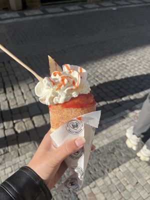 Strawberry jam chimney stuffed with bananas and whipped topping 🍌 🍓 🤍  at Sweet Dreams in Prague