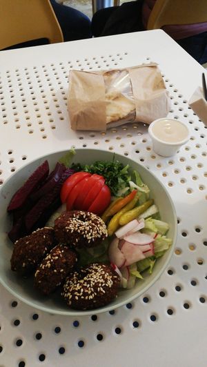 Kleiner Falafelteller mit Flatbread at Tahina Bite in Budapest