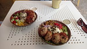Superfood (left) and mediterranian (right) bowls at Tahina Bite in Budapest
