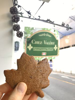 Molasses cookies are now made with whole wheat flour and maple shaped! 🍁🍪 at Chez Valerie 셰 발레리 in Seoul