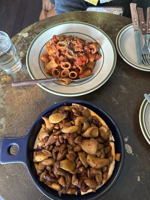 Rigatoni meat sauce and mushroom pizza   at Chez Valerie 셰 발레리 in Seoul