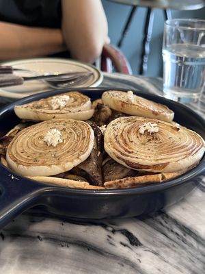 The pizza 🍕 looks good but gurl it was baddd and I will truly eat most things  at Chez Valerie 셰 발레리 in Seoul