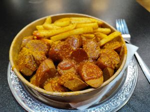 XXL vegan Berlin Curry Sausage with fries at Dönermeister - Neubaugürtel in Vienna