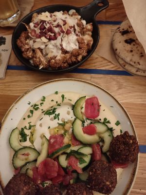Hummus Platte mit Falafel, gerösteter Blumenkohl at Mazel Tov in Budapest