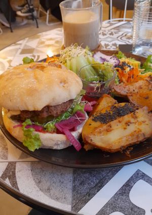 Burger at La Plume Végétale in Aix-en-provence