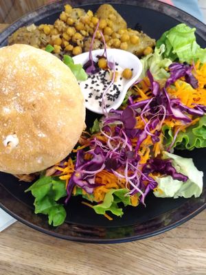 Burger jackfruit at La Plume Végétale in Aix-en-provence