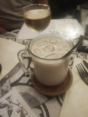 Latte caramel et verre de vin blanc vegan bien sûr at La Plume Végétale in Aix-en-provence