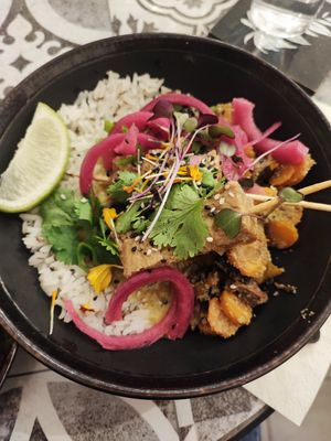 Riz coco curry citronnelle et brochettes de tempeh at La Plume Végétale in Aix-en-provence