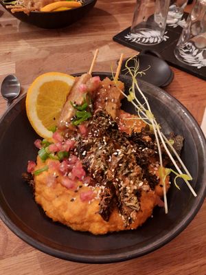 Tempeh à l'orange et purée patate douce cajou, chips de chou kale #Veganuary at La Plume Végétale in Aix-en-provence
