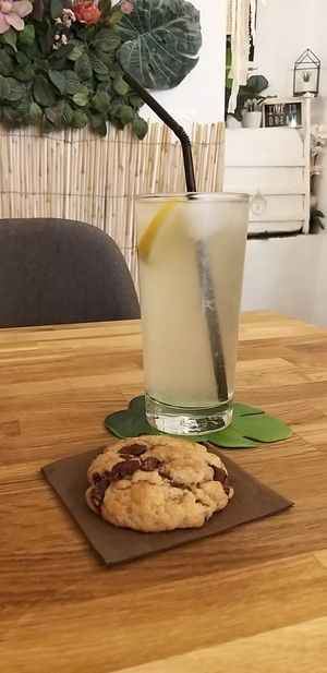 Citronnade et cookie at La Plume Végétale in Aix-en-provence
