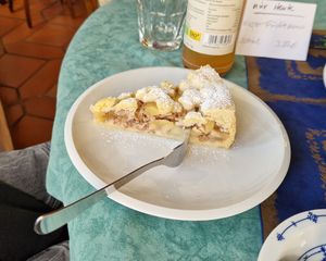 Apfelcrumble mit Walnüssen at Geyer-Schloss Reinsbronn in Creglingen