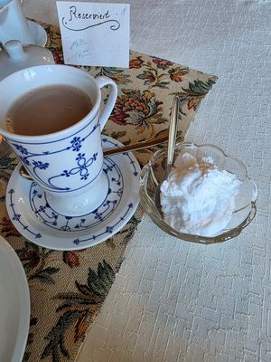 Heiße Schokolade mit Sahne at Geyer-Schloss Reinsbronn in Creglingen