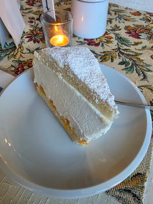 Käsesahne mit Mandarine at Geyer-Schloss Reinsbronn in Creglingen