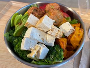 Make your own salad bowl at aone Eatery in Taipei