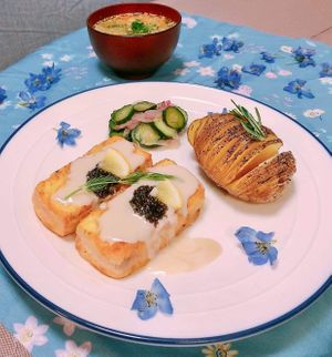 Vegan Pan Seared "Salmon" Fillets, topped with Horseradish Dill Tartar Sauce & Homemade “Caviart”
Garlic-Rosemary Hassleback Baked Potato
Ärtsoppa (Swedish Yellow Pea Soup) at Momma Noodles - Pop Up in Zushi