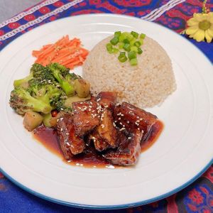 Mongolian Lunch Set

-“Beef-less” Homemade Mongolian Seitan, sautéed in Sweet Garlic Ginger Sauce
-Peppery stir fried Broccoli, served w/ Organic Brown Rice
-Savory Sesame Car at Momma Noodles - Pop Up in Zushi