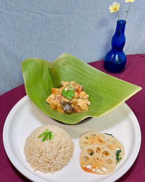 Cambodian Lunch Set

-Vegan Amok (Cambodian Coconut Vegetable Curry)
-Spiced Lotus Root Salad 
-Organic Brown Rice at Momma Noodles - Pop Up in Zushi