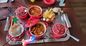 Leckere Eintöpfe mit verschiedenen Beilagen at Stoof in Sneek