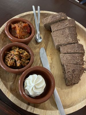 Brot mir Salsa und getrockneten Tomaten (Butter nicht vegan)  at Stoof in Sneek
