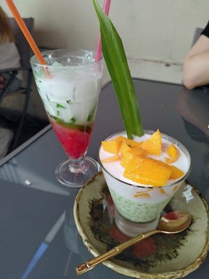 Desserts: Trois couleurs + Tapioca at Buja Vegetarien in Paris