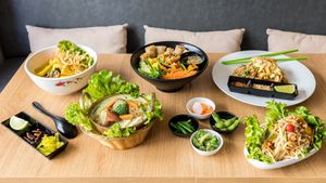 Som Tam, Pad Thai, Bo bun, Khao Soi and Kang Keaw Wan at Buja Vegetarien in Paris