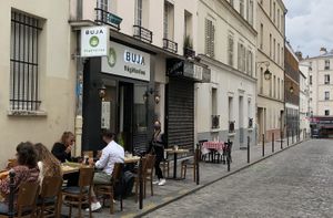 Lunch hour on a weekday (more seating inside ) at Buja Vegetarien in Paris