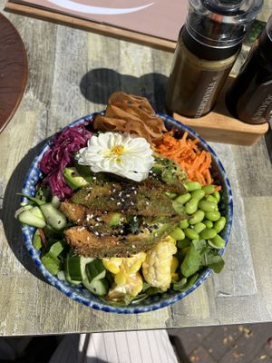 Vegan poke salad with avocado  at Jobs Koffiekamer in Leusden