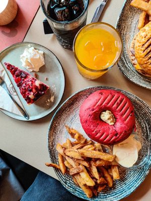 Beetroot Bagel, Raspberry Cake (mayo and whipped were served without asking for it, not vegan) at Kafe Kaspar in Torshavn