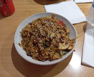 Fideos orixinais con verduras, setas e anacardos. at OK Wok in Santiago De Compostela