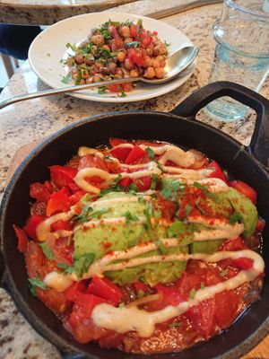 Little Extra: Shakshuka mit Avocado 10€ + Kichererbsensalat 6€ at Mirou in Hamburg