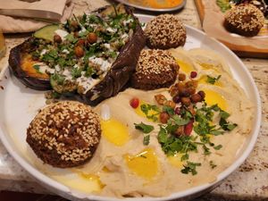 Gegrillte Aubergine mit Falafel at Mirou in Hamburg