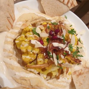 Kurkuma Blumenkohl, geröstete Zwiebeln, Hummus, Mandeln, Koriander, Granatapfelkernen und Pitabrot zum Mittagstisch für 10,50 € at Mirou in Hamburg