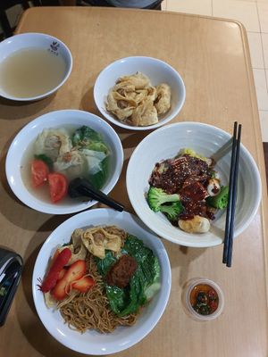 水饺，炸云吞，云吞面，selective 让豆腐。Very satisfied meal. at Pine Tree Cafe 长春树 - Fortune Centre in Central Singapore