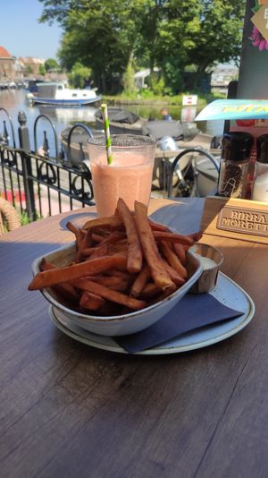 Melon smoothie en zoete aardappel friet (vegan mayo mogelijk) at De Beren in Leerdam