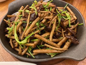 Griddled tea tree mushrooms (干鍋茶樹菇) at XiángHé 祥和 - Serenity in Taipei