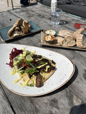 Broodplankje met vegan dips. Standaard! Pita falafel en naan met jerk mushroom. Caribbean style. 😋  at Strandpaviljoen Twaalf in Den Hoorn Texel