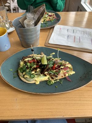 Vegan Jerk Mushroom (met sateprikker ter indicatie van vegan)  at Strandpaviljoen Twaalf in Den Hoorn Texel